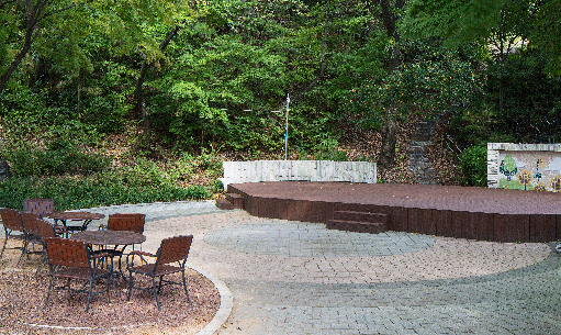 제1공연장 숲속갤러리 앞 정원 이미지