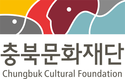 충북문화재단 Chungbuk Cultural Foundation : yellow와 gray는 충청북도의 다양한 문화예술을 상징, red는 생명과 태양의 땅 충청북도를 상징, wine은 행복한 충북도민, silver와 light green은은 충북의 자연(산과강)을 상징한다.