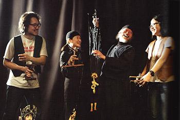 목각인형이 사는 작은 마을, 극단 보물