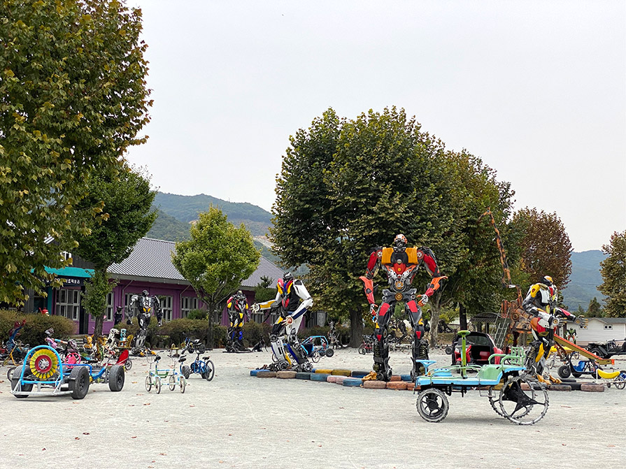 버려진 것들의 합체, 쓰레기와 폐교가 만나 ‘오대호아트팩토리’ 이미지1