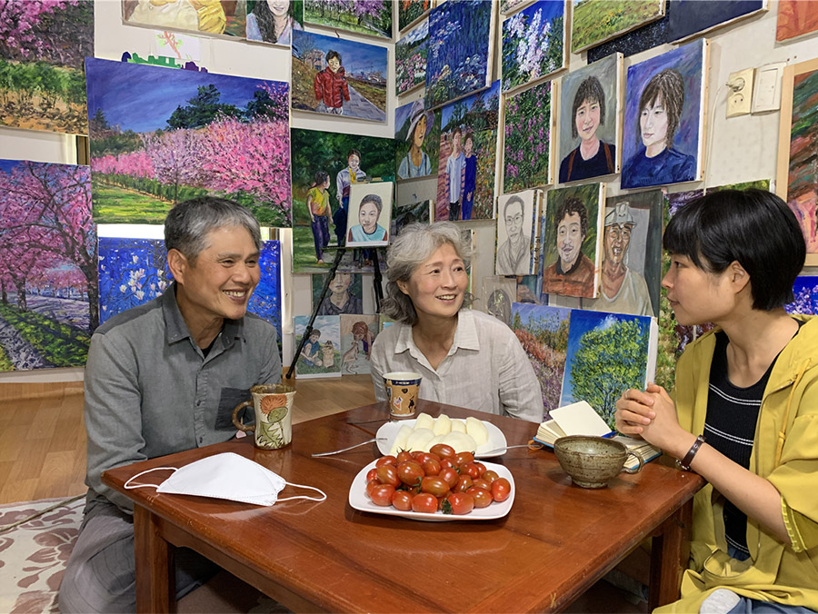 ▲ 본채 전경과 작품들
