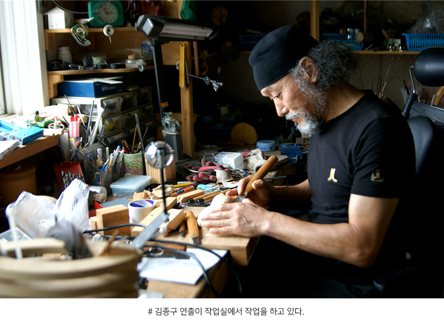 김종구 연출이 작업실에서 작업을 하고 있다.